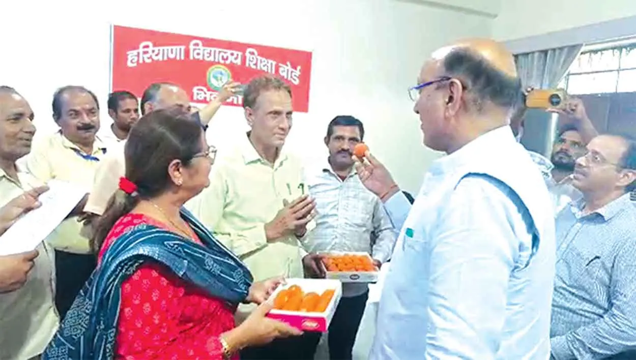 HTET Exam: एचटेट परीक्षा सफलतापूर्वक संपन्न होने पर बोर्ड अध्यक्ष ने बांटी मिठाई
