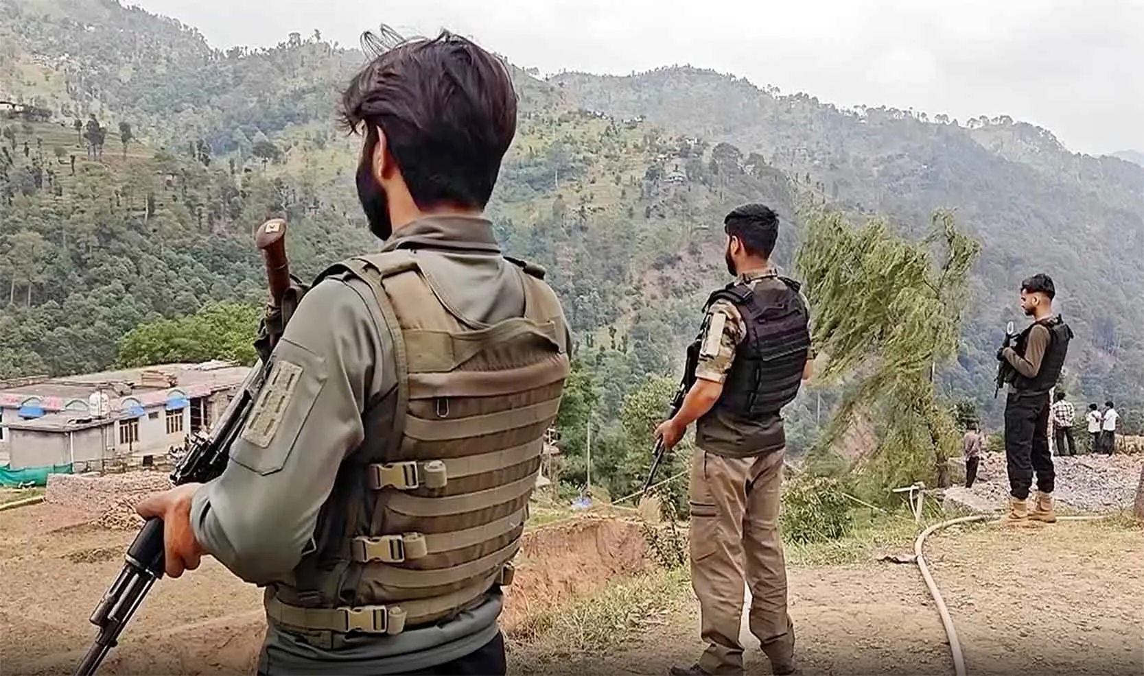 Jammu Kashmir News: सुरक्षाबलों ने आतंकी ठिकाने का किया भंडाफोड़, तलाशी अभियान तेज