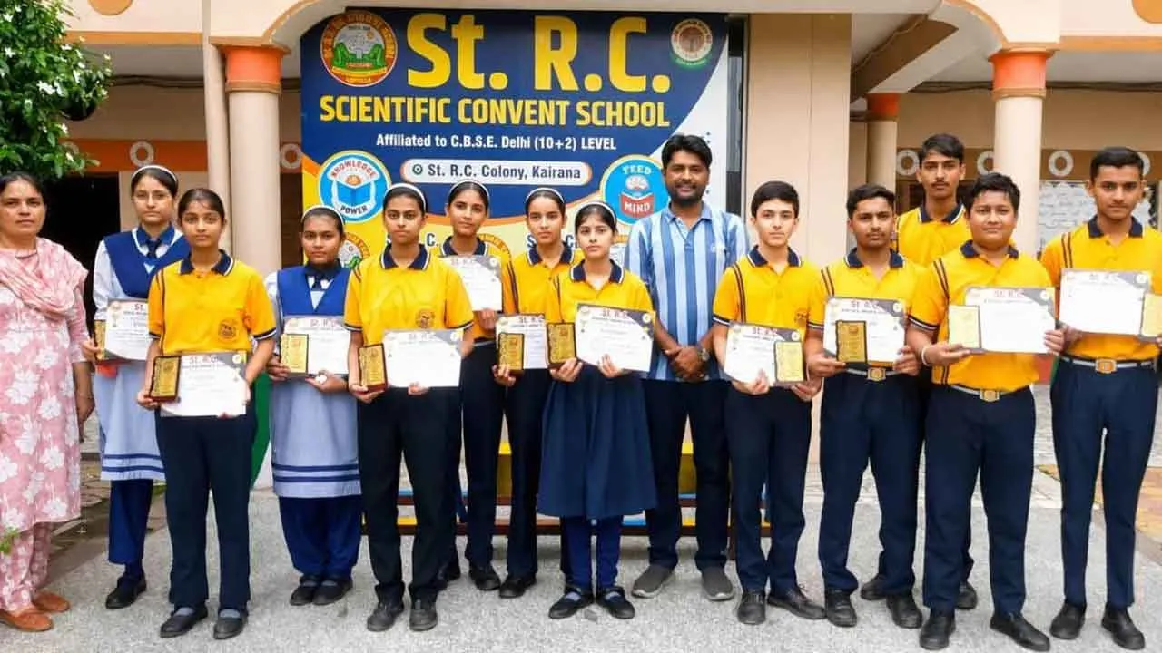 सेंट आरसी स्कूल में 10वीं के मेधावियों को किया सम्मानित