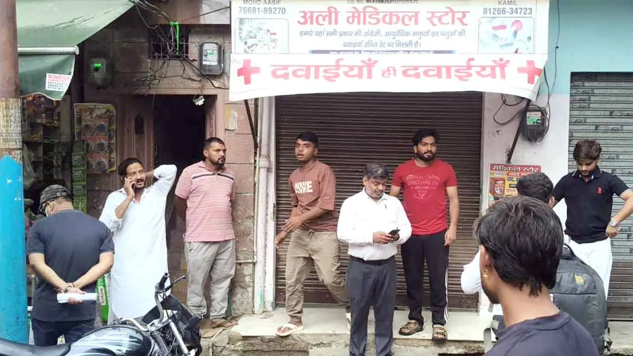 कैराना में मेडिकल स्टोर पर ड्रग इंस्पेक्टर की छापेमारी, हड़कंप