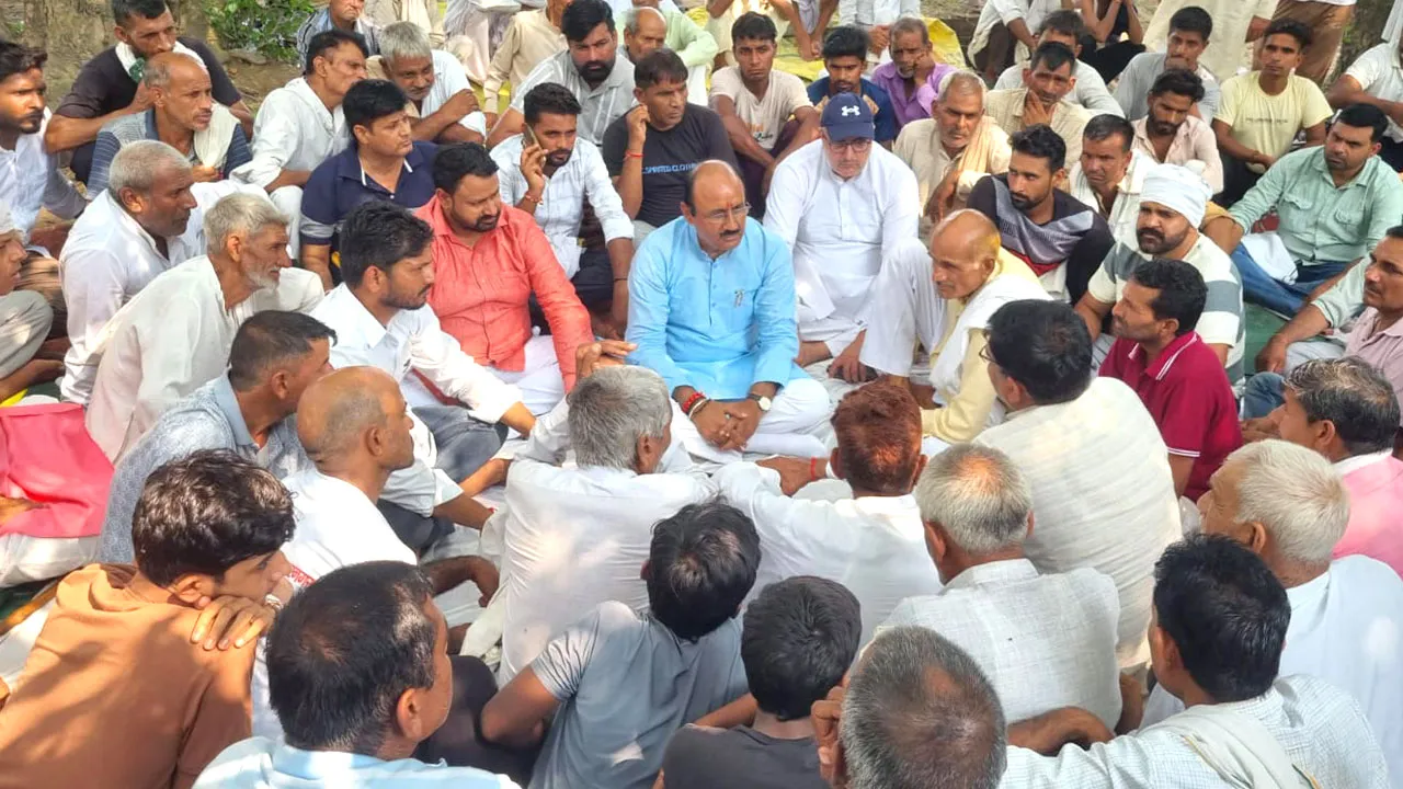 धरनारत ग्रामीणों के बीच पहुंचे निवर्तमान सांसद प्रदीप चौधरी, डीएम-एसई से की वार्ता