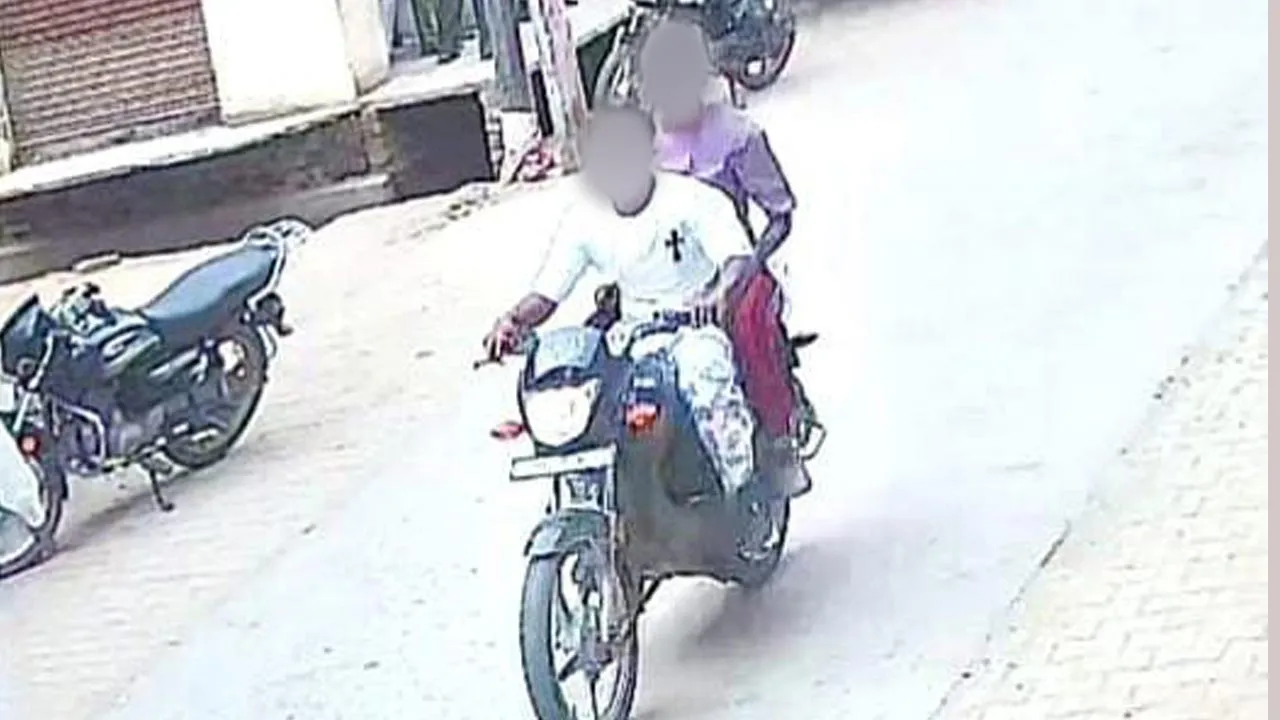 नमकीन व्यापारी से बाइक सवारों ने छीना मोबाइल, तस्वीरे वायरल