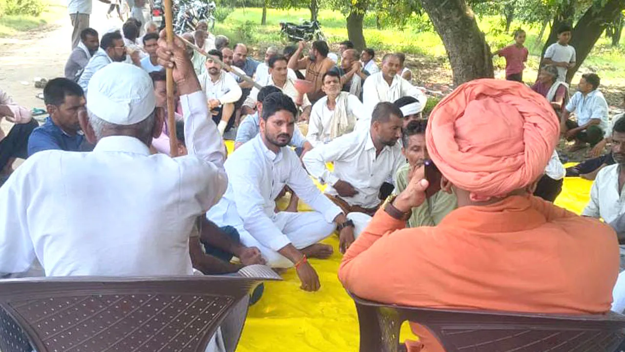 जगनपुर में एचटी लाइन हटाने की मांग पर अड़े ग्रामीण, दूसरे दिन भी दिया धरना