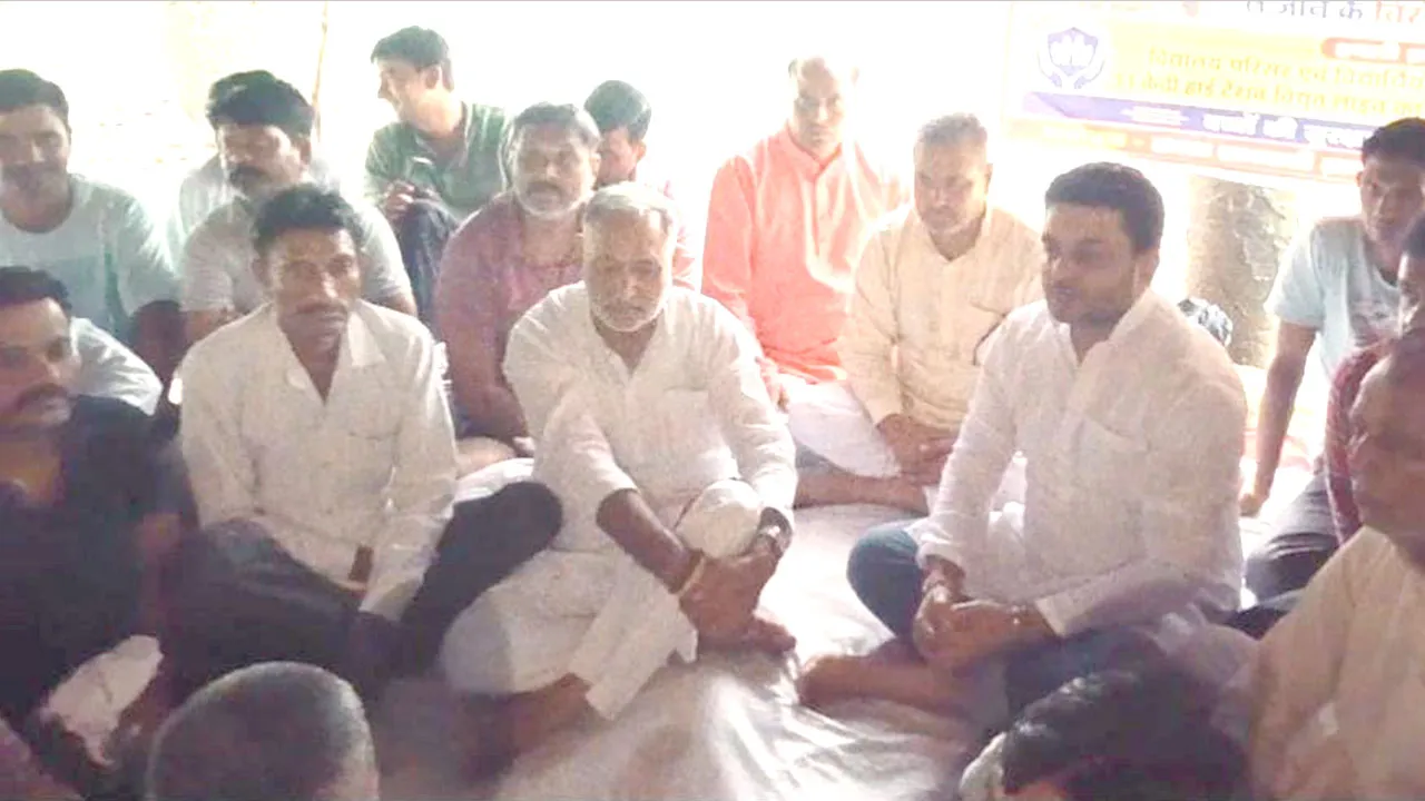 छठे दिन धरनारत ग्रामीणों के बीच पहुंचे भाजपा नेता मनीष चौहान