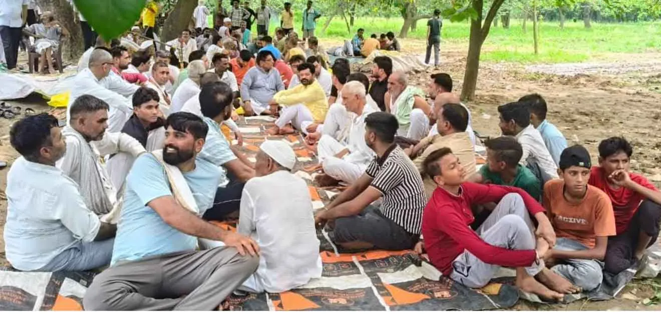 हाईटेंशन लाइन के विरोध में तीसरे दिन भी धरने पर डटे रहे ग्रामीण