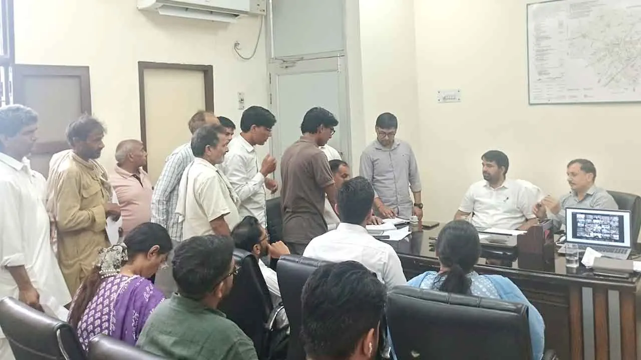 शहर में बार-बार बिजली के वोल्टेज में उतार-चढ़ाव को लेकर विधायक ने दिए संबंधित अधिकारी को जांच के निर्देश