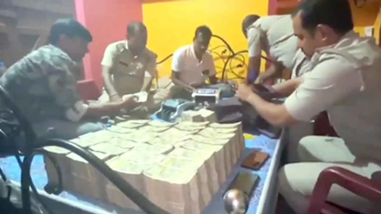 रेत माफिया के खिलाफ पुलिस का बड़ा एक्शन, 5.5 करोड़ कैश और 15 किलो सोना बरामद