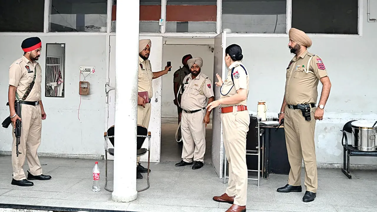 एसएसपी आहलूवालिया ने सब-डिवीजन खन्ना व समराला के पुलिस थानों का किया औचक निरीक्षण