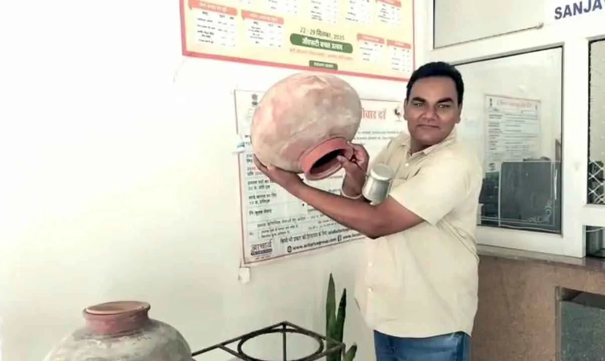 जिला कलक्ट्रेट में प्यासे लौटे फरियादी, खाली मिले पानी के मटके 