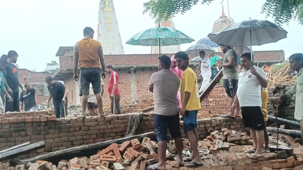 Roof Collapse: बारिश के दौरान मकान की छत गिरने से 20 बकरियों की दबकर मौत