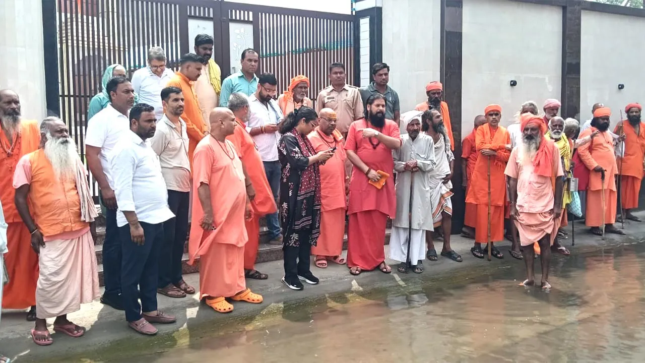 जलभराव की समस्या से परेशान साधु सन्तो ने किया प्रदर्शन, एसडीएम पहुंची मौके पर