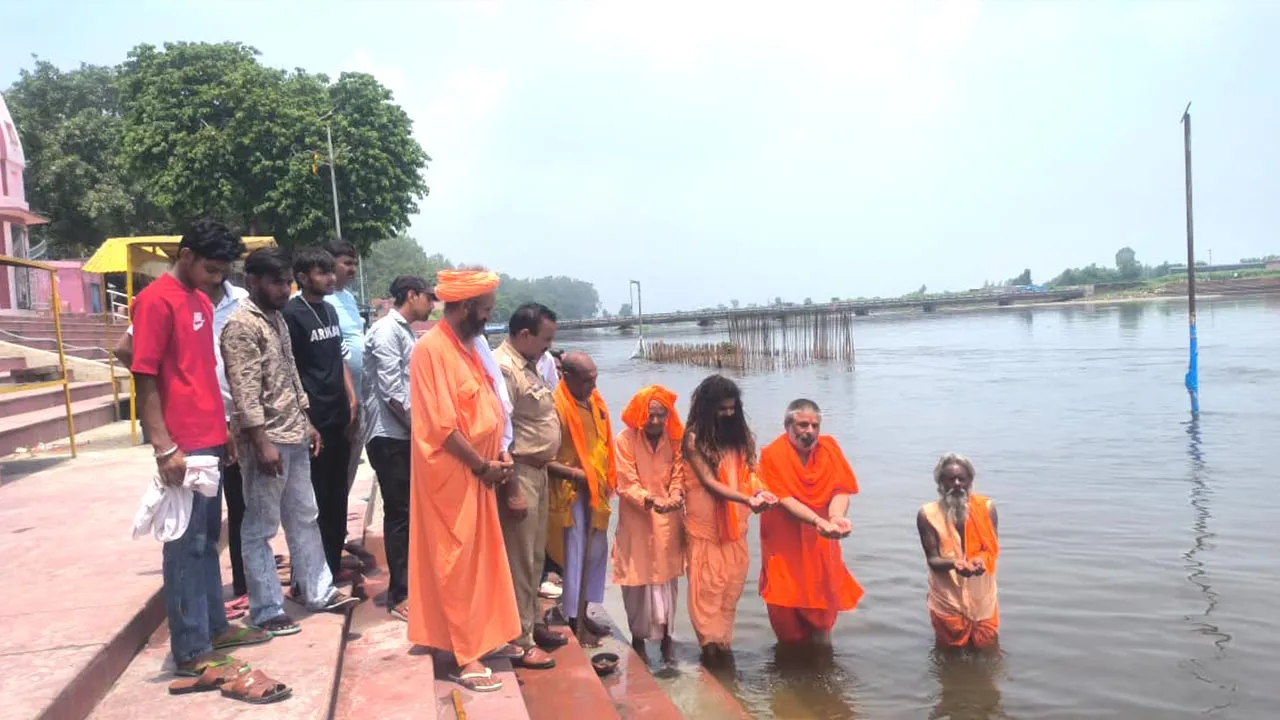 गंगा का पानी हुआ काला, जलीय जन्तुओं की मौत, साधु-संतों मे रोष