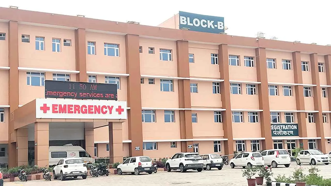 100 बेड के अस्पताल में मात्र 15 डॉक्टर, सीटी स्कैन का स्थायी डॉक्टर नहीं