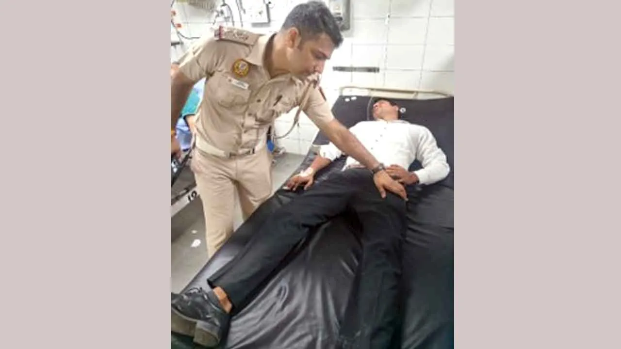 सड़क पर बेहोश हुए वकील के लिए फरिश्ता बने ट्रैफिक पुलिसकर्मी, तुरंत कराया इलाज