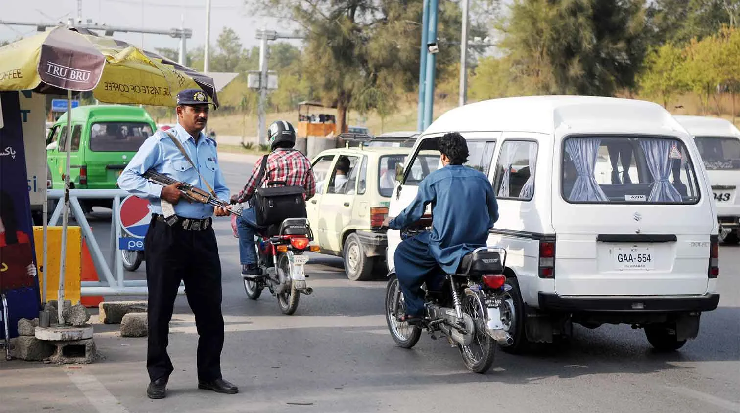 Pakistan News: पाकिस्तान में महंगाई का भारी भरकम संकट, ईंधन महंगा होते ही महंगा हुआ सफर और मालभाड़ा