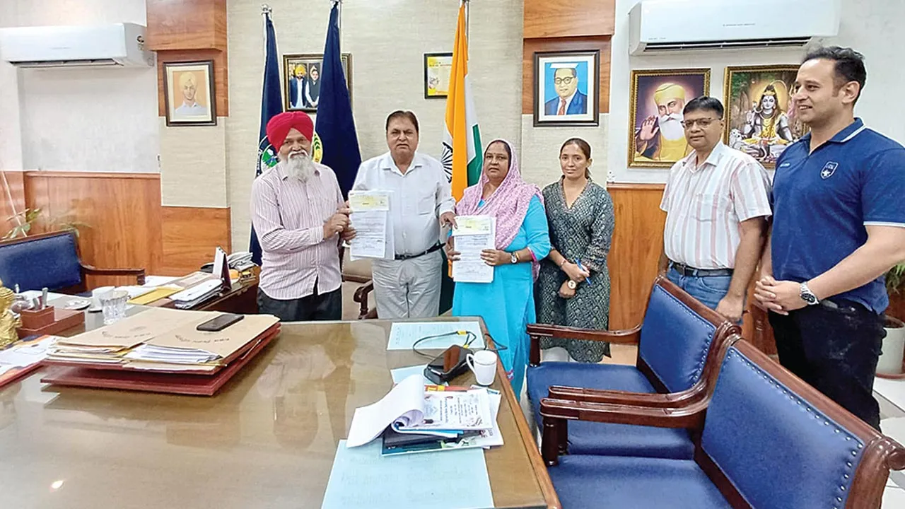 सेवानिवृत्त कर्मियों को मौके पर ही सौंपे रिटायरमेंट ड्यूज के चैक 