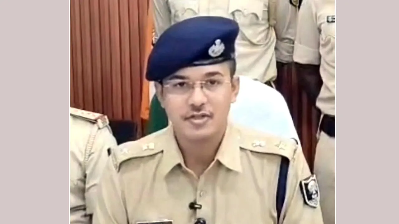 पुलिस की बड़ी कार्रवाई, 1.151 किलो स्मैक के साथ दो महिलाओं समेत तीन गिरफ्तार; ऑटो और नकदी जब्त