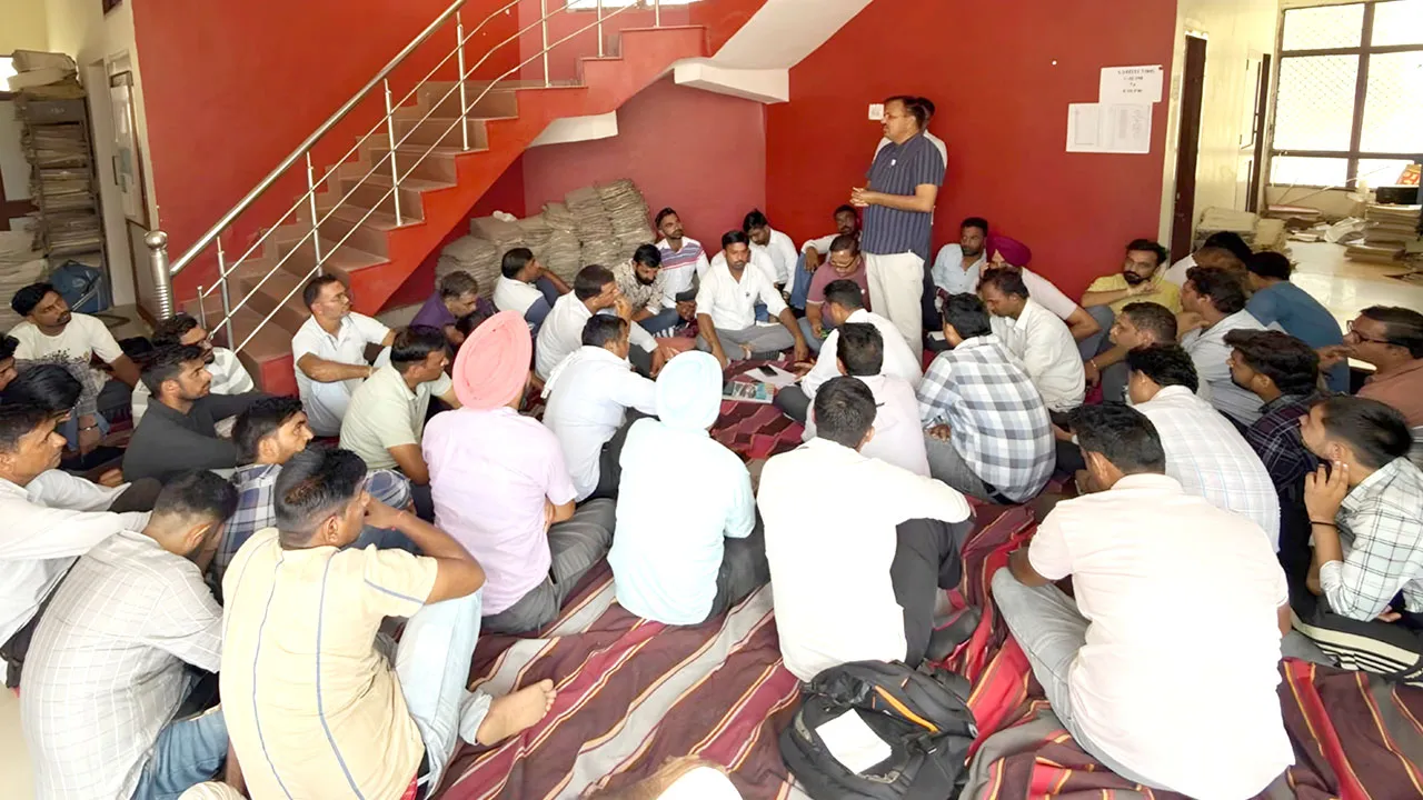 गरजे बिजली कर्मचारी, 2 घंटे तक किया रोष प्रदर्शन 