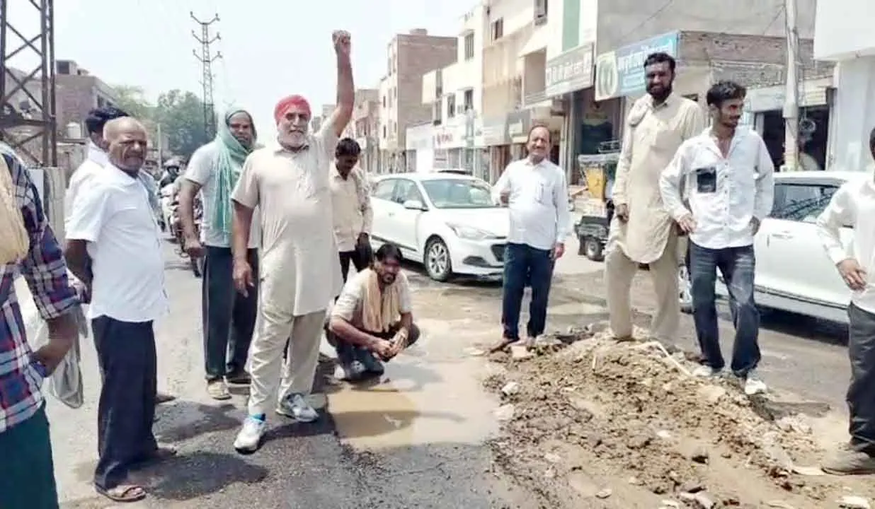 भारत माता चौक के पास पाइप लाइन लीकेज से बना गड्ढा बना हादसों का कारण 