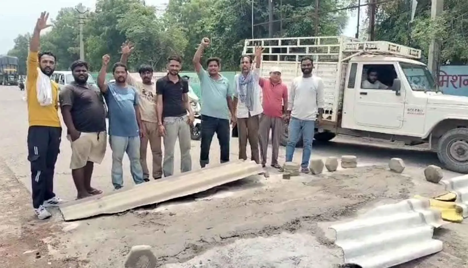 महिला की मौत के बाद फूटा लोगों का गुस्सा 