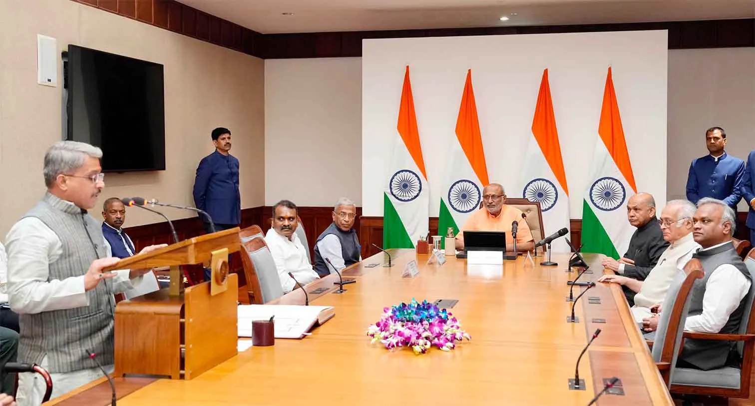 Parliament News: उपराष्ट्रपति सीपी राधाकृष्णन ने दिलाई राज्यसभा में दो नए सांसदों को शपथ