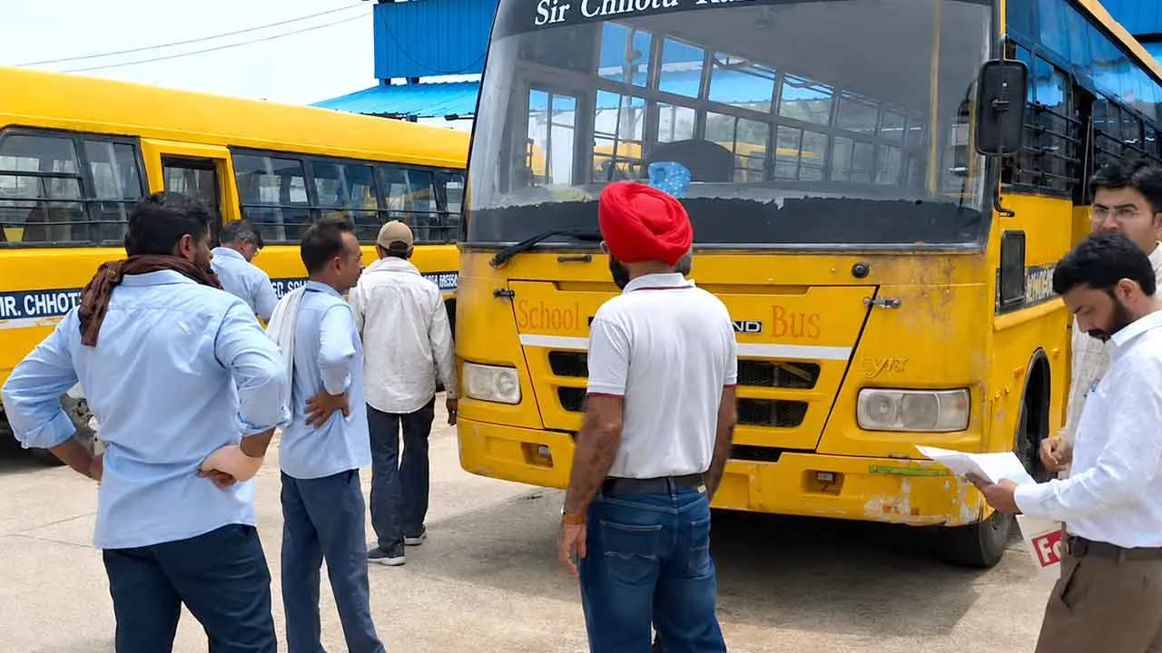 स्कूल बसों की जांच में तीन बसों के दस्तावेज अधूरे, नोटिस जारी