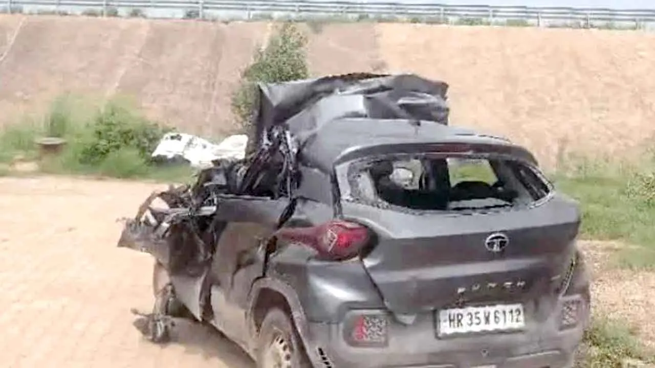  Road Accident: तेज रफ्तार टाटा गाड़ी ने ट्रक को मारी टक्कर, तीन युवकों की मौके पर मौत