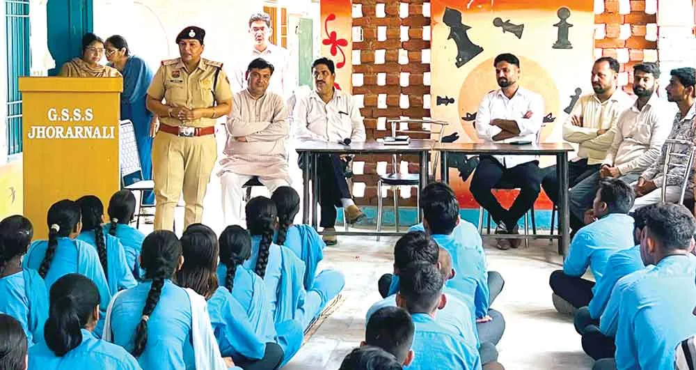 Sirsa News: स्कूल में सजी पुलिस की चौपाल, विद्यार्थियों को नशे और साइबर ठगी से बचाव का पढ़ाया पाठ