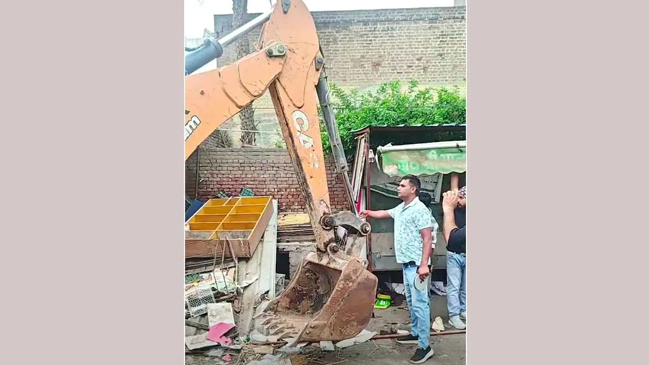 सब्जी मंडी में अवैध रेहड़ी हटाने के लिए चला प्रशासन का बुलडोजर