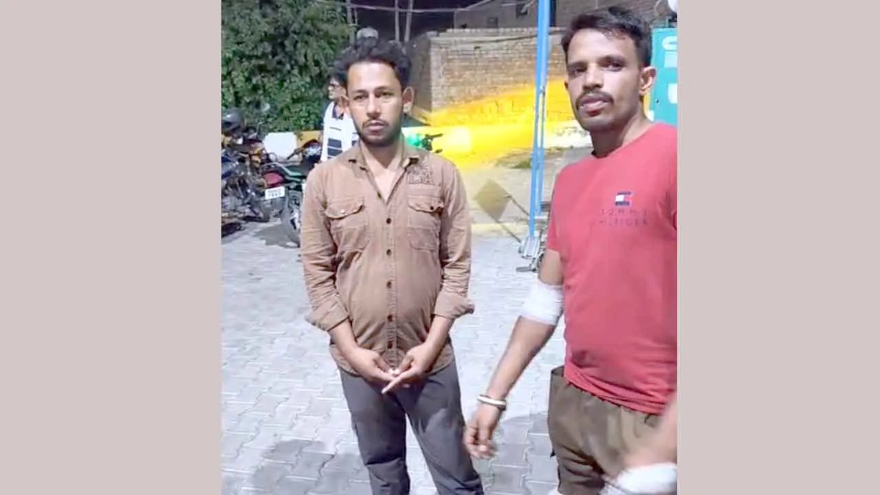खिलौने बेचकर लौट रहे दो युवकों पर चाकू से हमला, घायल