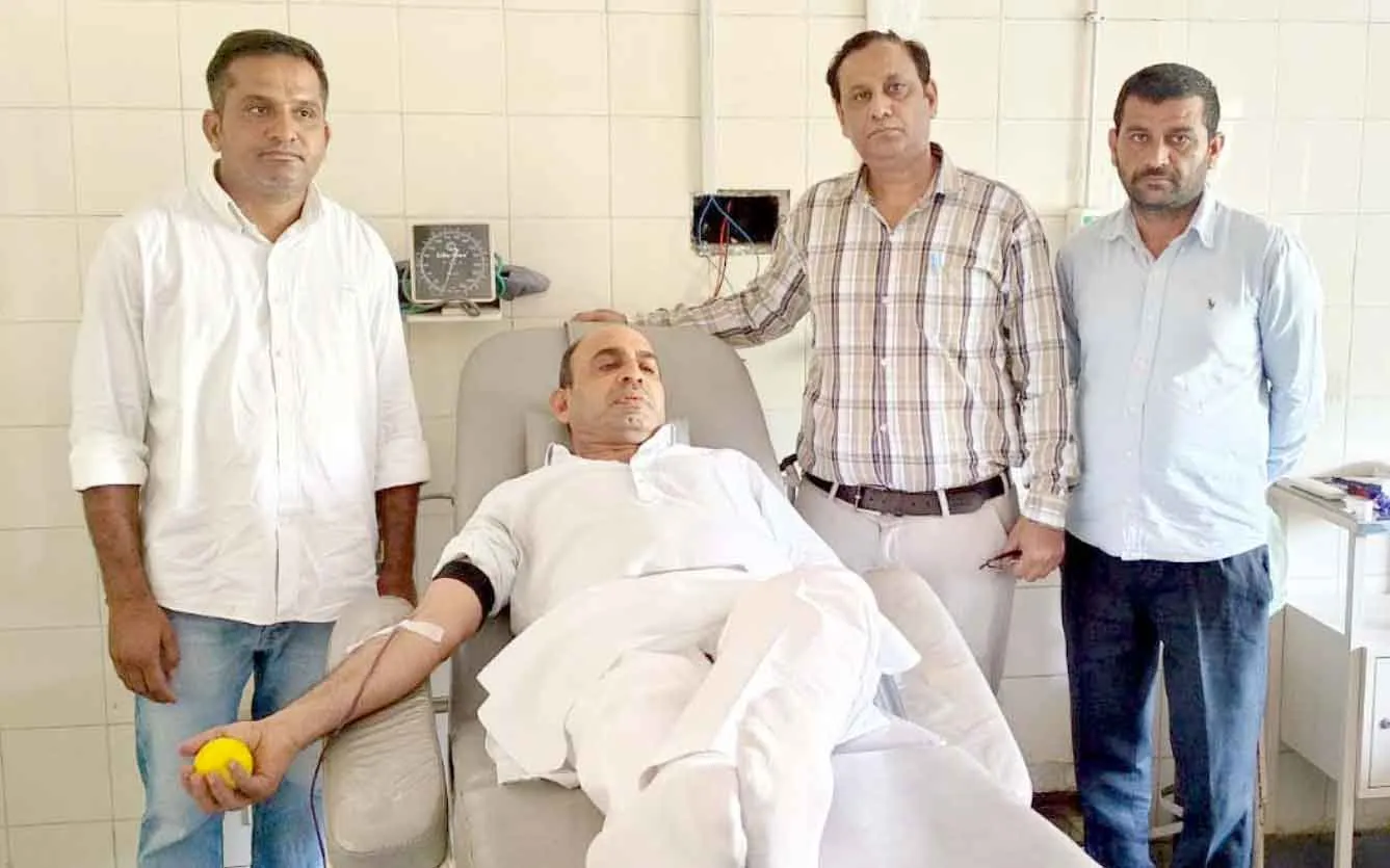 Blood Donation: समाजसेवी संदीप चौधरी ने अनूठे अंदाज में मनाया अपना 60वां जन्मदिवस