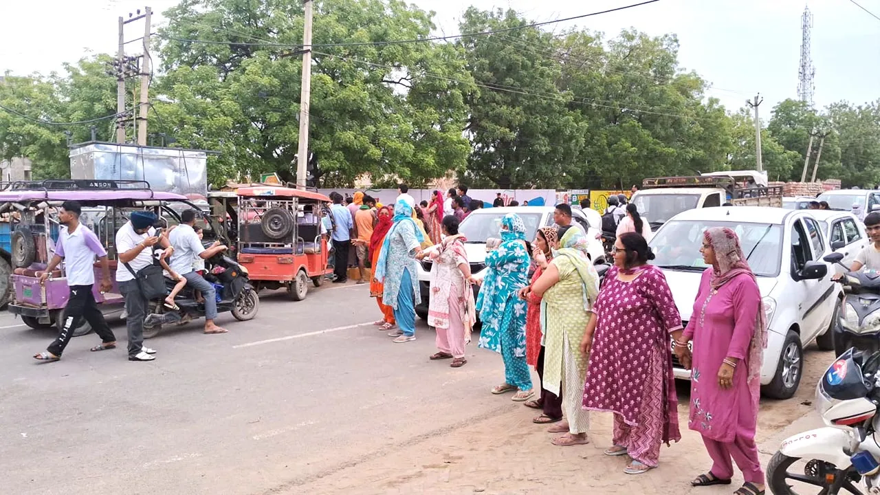 Water Crisis: तीन दिन से पानी नहीं, सड़क पर उतरे लोग, महिलाओं ने मानव श्रृंखला बनाकर आधे घंटे रोड़ रखा जाम