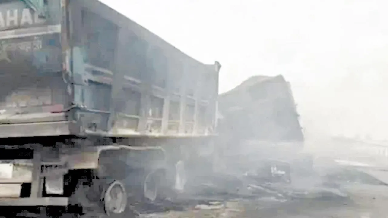 टक्कर के बाद आग का गोला बना डंपर, आग में जिंदा जला चालक