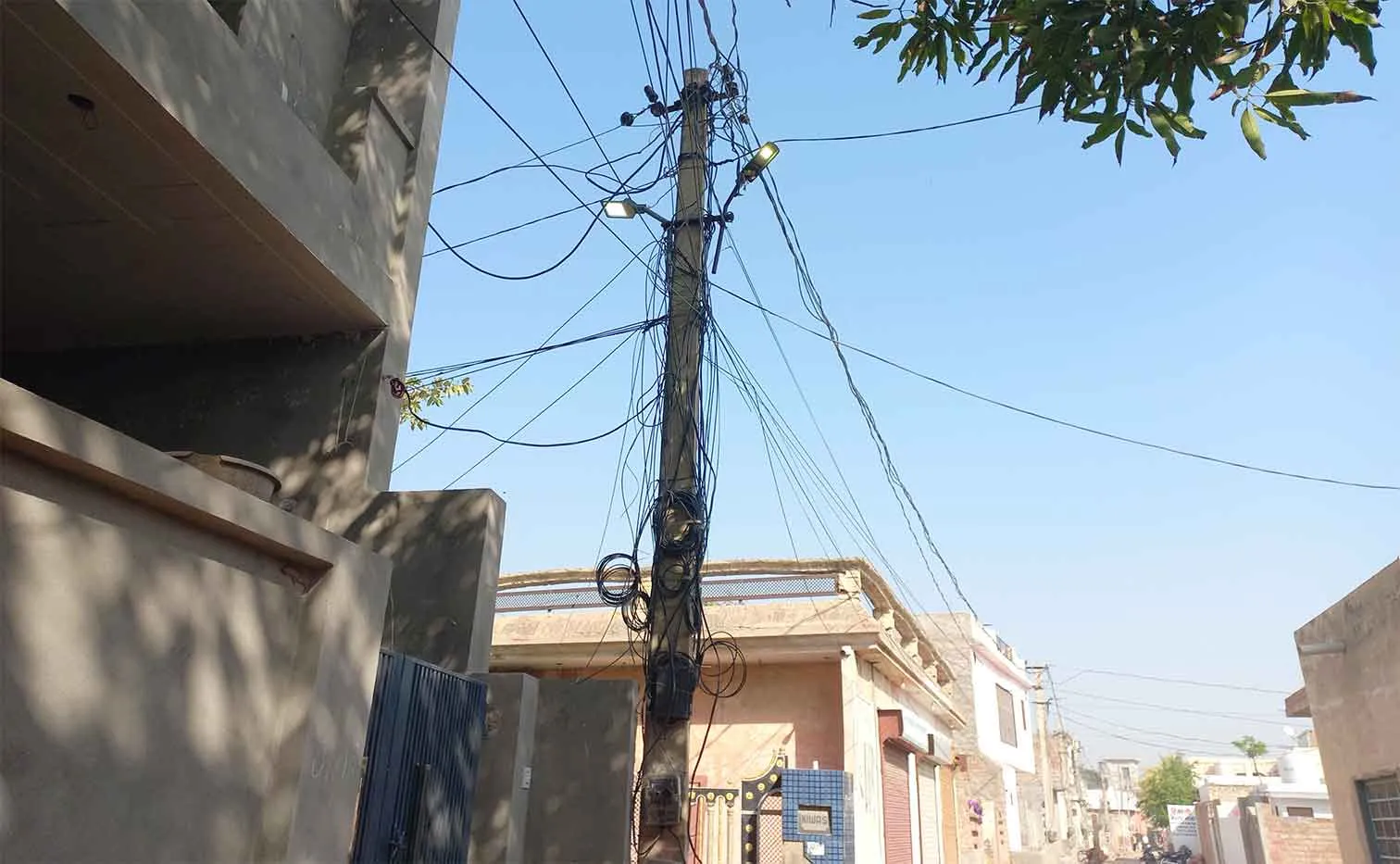 दिन में जलती स्ट्रीट लाइटों पर उठे सवाल 