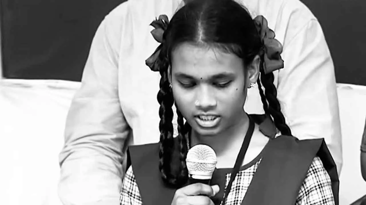 मुख्यमंत्री के साथ मंच साझा करने वाली 10वीं की छात्रा ने ख़त्म की अपनी जीवनलीला