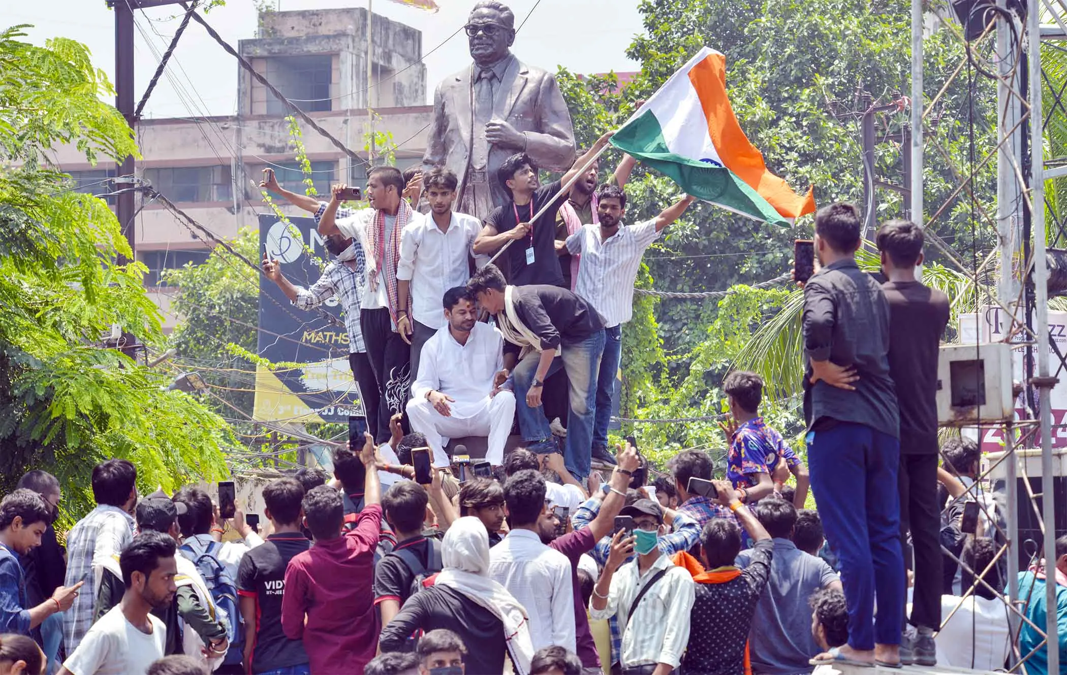 तेजप्रताप यादव की गिरफ्तारी पर विवाद, अधिवक्ता ने कानूनी प्रक्रिया पर जताई आपत्ति