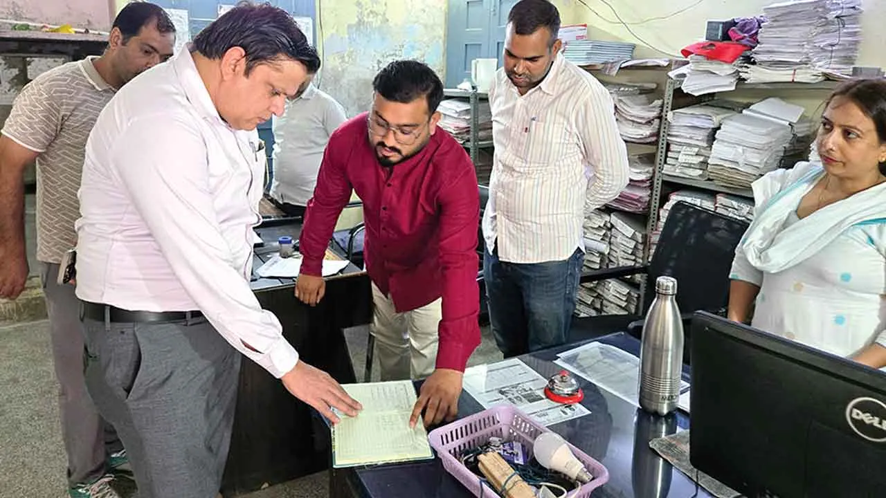 एसडीएम ने विभागीय कार्यालयों में औचक निरीक्षण कर व्यवस्थाओं का लिया जायजा