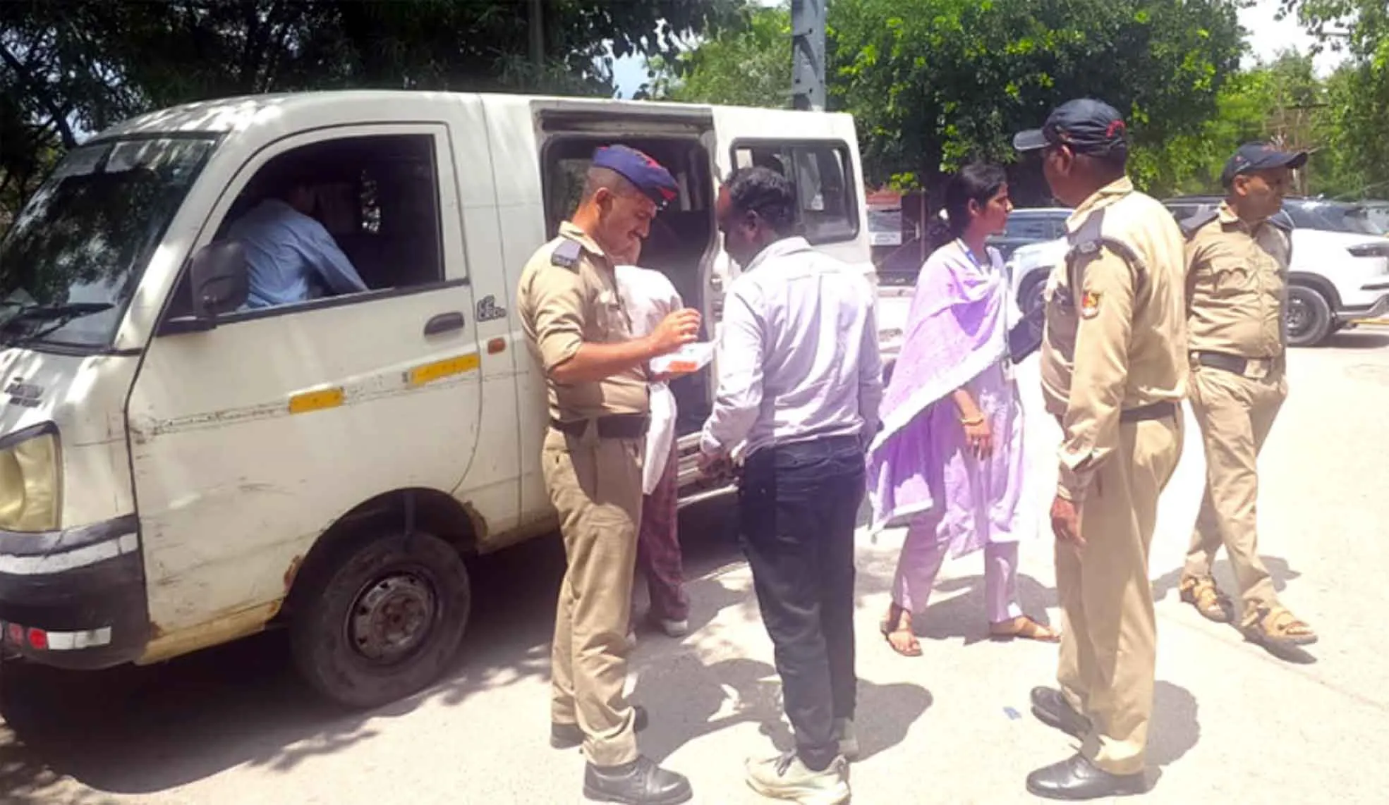 School Bus Seized: स्कूली वाहनों पर कार्रवाई, 65 के चालान, तीन बसें सीज