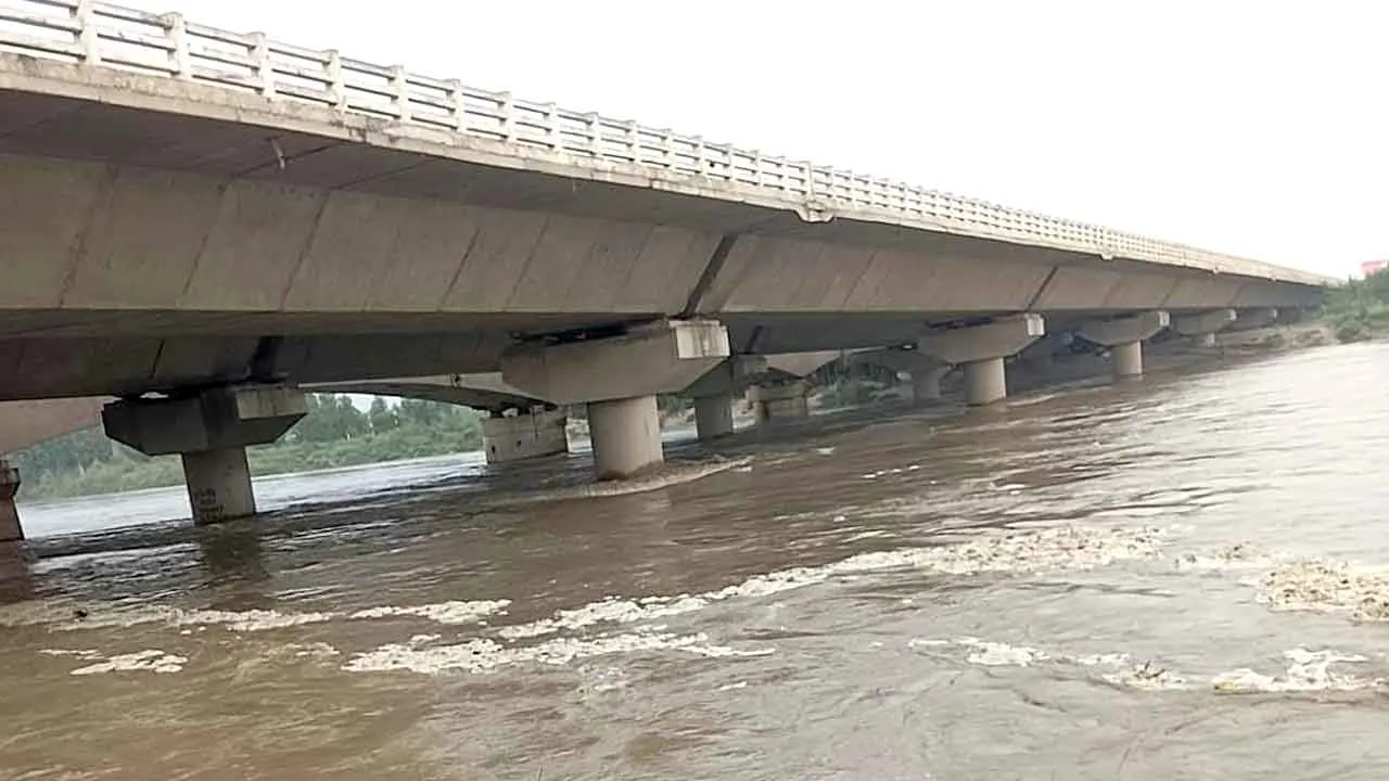 यमुना में छोड़ा 21,567 क्यूसेक पानी छोड़ा, जलस्तर सामान्य