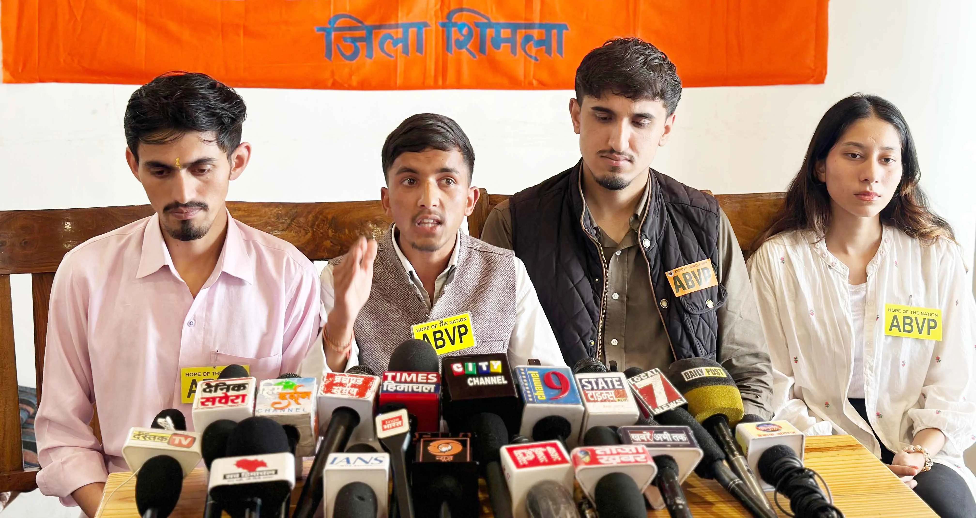 ABVP Protest: फीस वृद्धि को लेकर भड़की एबीवीपी, विश्वविद्यालयों में आंदोलन की चेतावनी