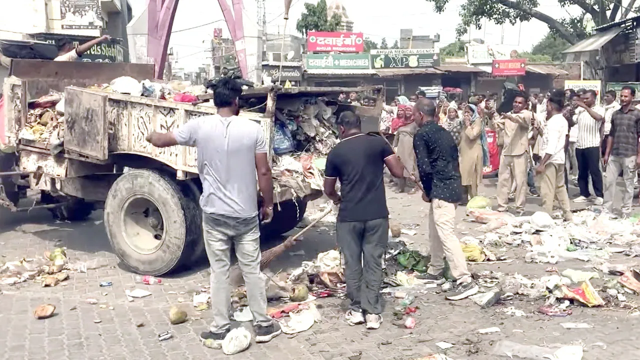 Sanitation Workers' Strike: शहर के मुख्य मार्गों और निगम कार्यालय के बाहर कचरे के ढेर लगाकर जताया रोष 