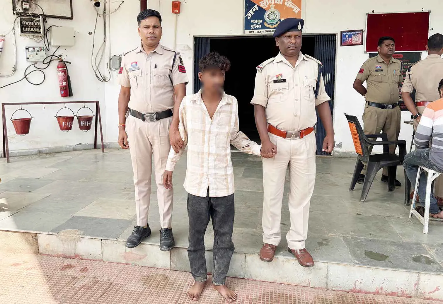 युवक पर पेट्रोल डालकर लगाई आग, पुलिस ने की त्वरित कार्रवाई