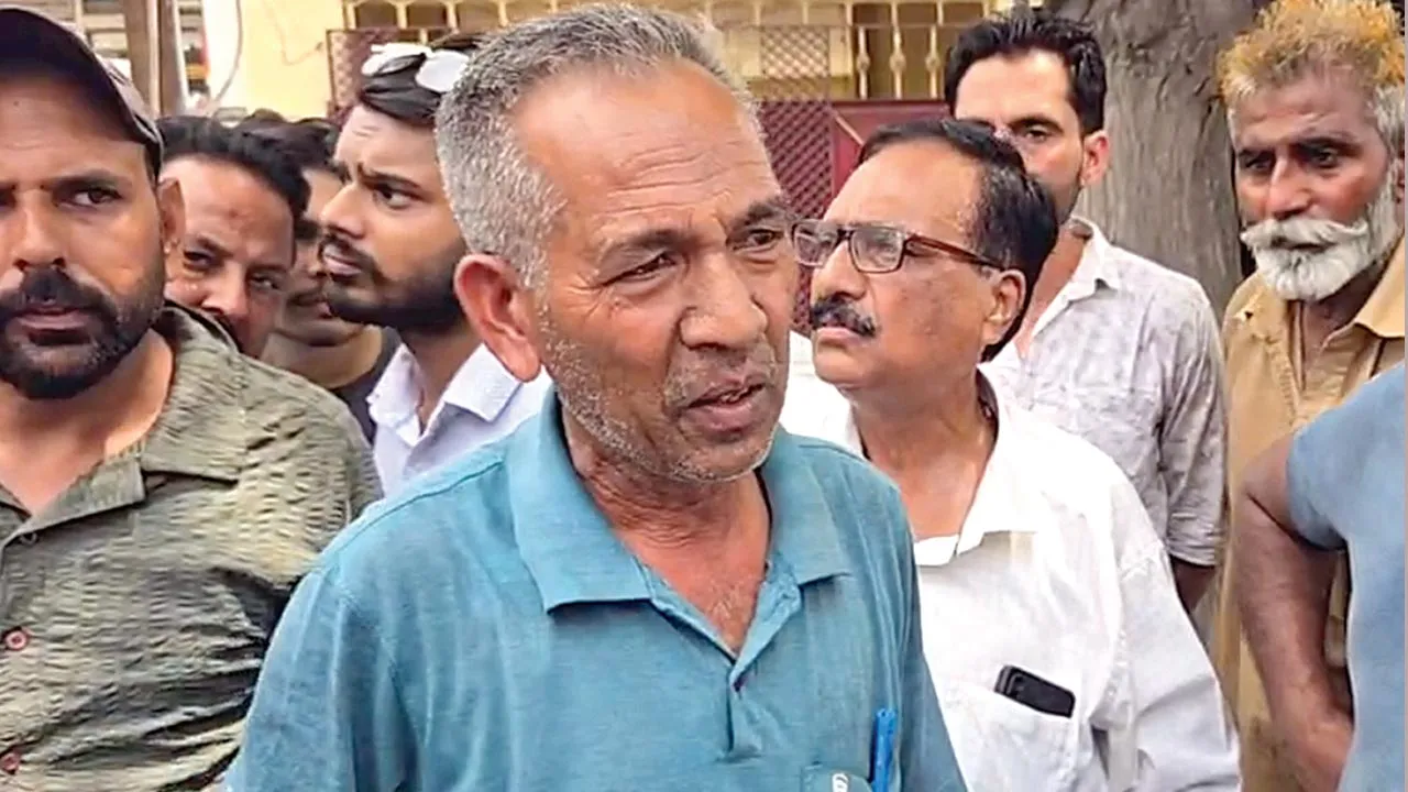 School Van News: बच्चों को लेकर जा रही स्कूल वैन में स्पार्किंग से लगी आग, जानी नुकसान से बचाव