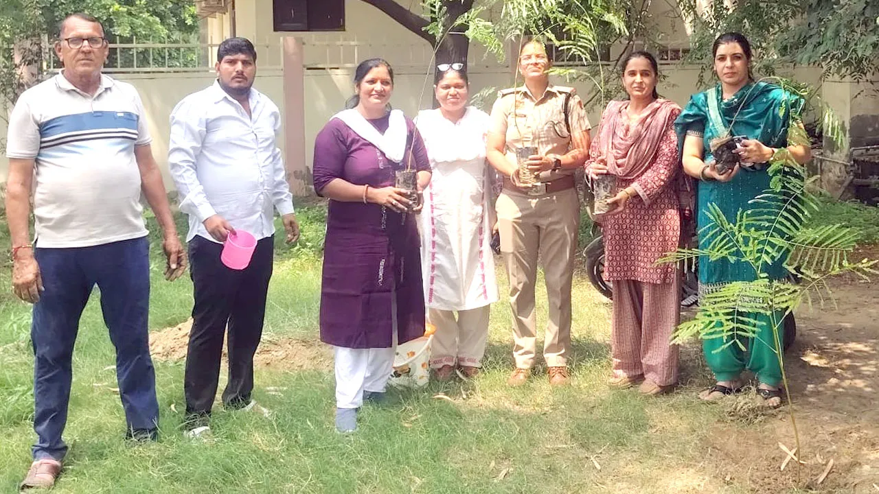 वूमैन हेल्पिंग सोसायटी ने महिला थाना परिसर में किया पौधारोपण, 21 पौधे रोपे