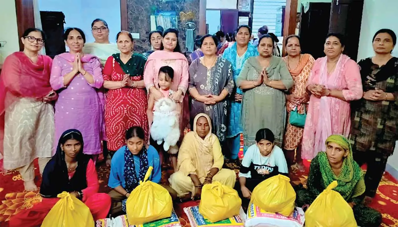 Welfare Work: ब्लॉक सरसा की बहनों ने जरूरतमंद परिवारों को राशन बांटकर किया गुरुयश का गुणगान