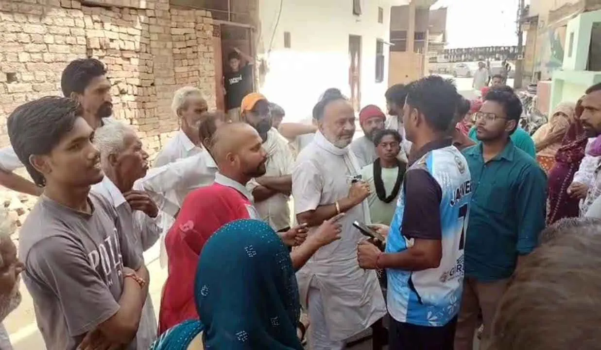 Electricity Problem: तीन दिन से बिजली गुल, दो पोल की तार बदलने पहुंचे डिस्कॉम कर्मचारियों को घेरा 