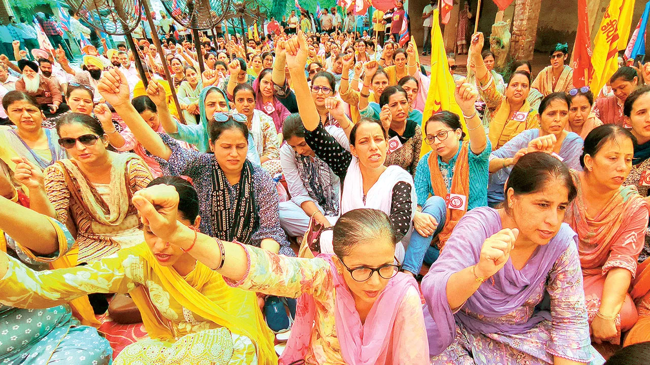 Strike: पंजाब में कर्मचारियों की महाहड़ताल, सरकारी सेवाएं प्रभावित