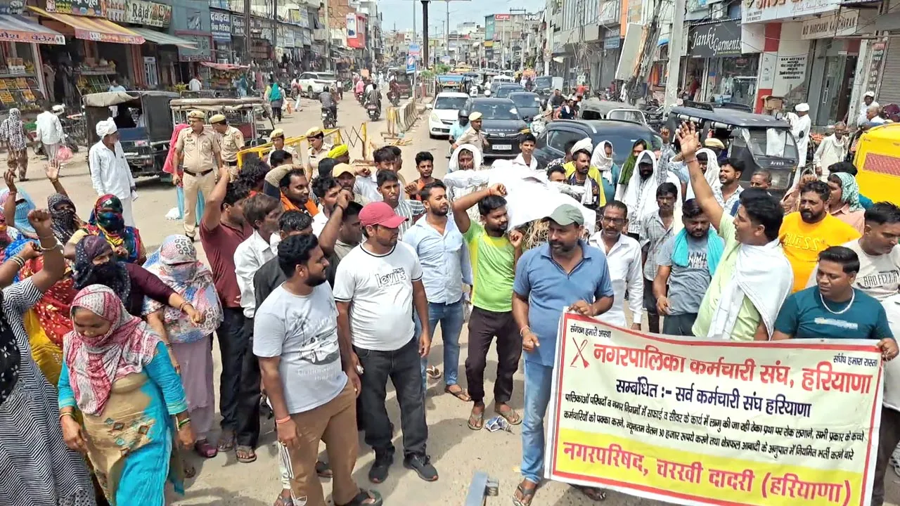 Sanitation Workers' Strike: सफाई कर्मचारियों का फूटा गुस्सा, दादरी में नगर परिषद कार्यालय पर जड़ा ताला 