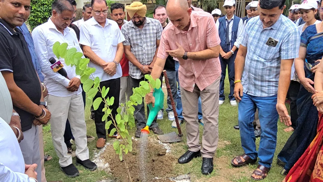 ‘एक पेड़ माँ के नाम’ विषय पर हिंदू गर्ल्स कॉलेज, जगाधरी में पौधारोपण अभियान आयोजित