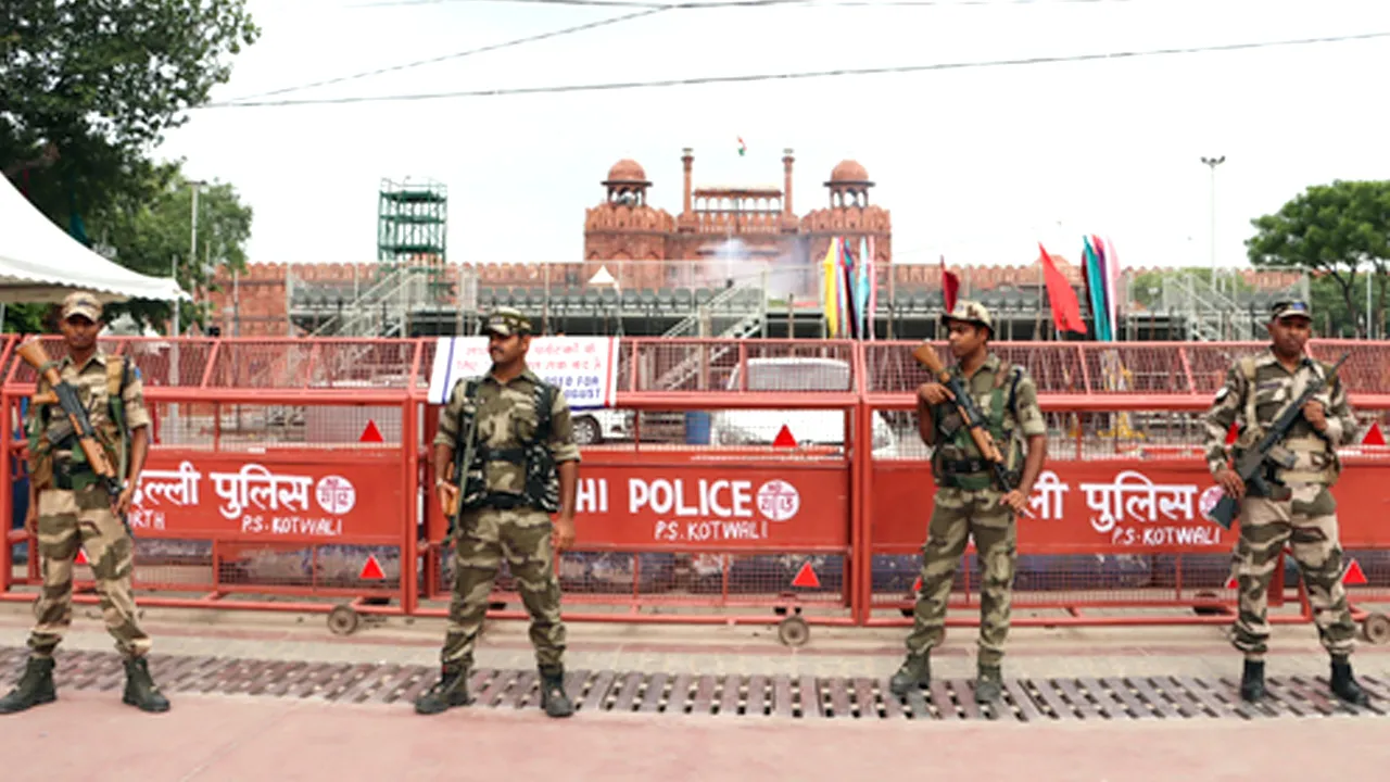 Delhi Bomb Threat: दिल्ली में स्वतंत्रता दिवस से पहले हड़कंप, 5 जगहों पर बम धमाके की धमकी